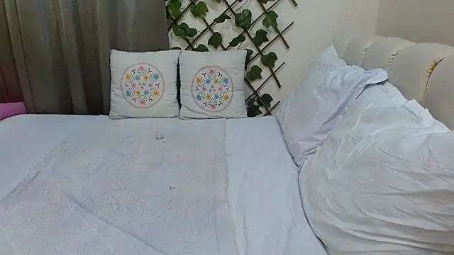 Snapshot of Lovelywife786 chatting on February 9, 5:43 pm Lovelywife786 online show from February 9, 5:43 pm