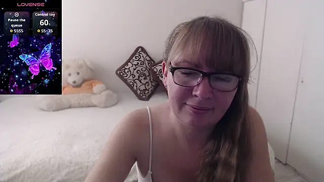 Snapshot of MargotLot chatting on November 18, 5:01 am MargotLot online show from November 18, 5:01 am