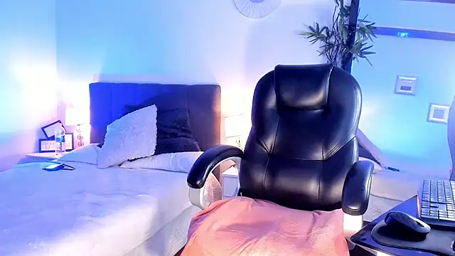 Alicee Levine online show from March 17, 9:02 pm