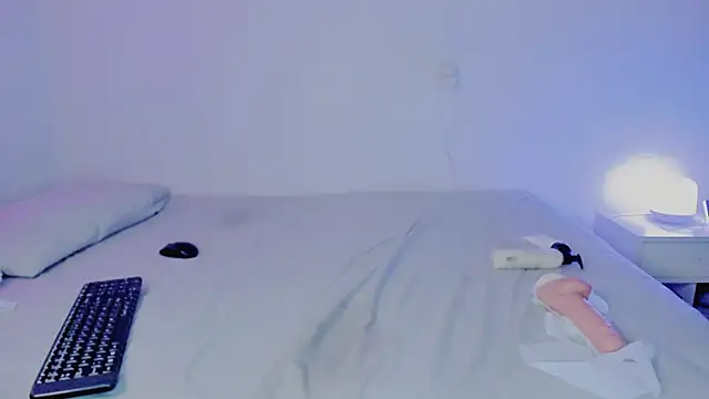 Snapshot of Amelia75 chatting on December 30, 2:31 am Amelia75 online show from December 30, 2:31 am