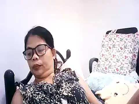 Snapshot of pinay_milfxx chatting on November 9, 12:53 am pinay milfxx online show from November 9, 12:53 am