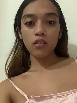 Snapshot of Urasian_goodess chatting on February 24, 5:00 am Urasian goodess online show from February 24, 5:00 am