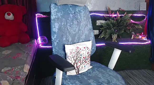 Snapshot of Beyond_Cuteness_ chatting on February 22, 7:25 pm Beyond Cuteness online show from February 22, 7:25 pm