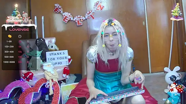 Skinygirl online show from December 11, 11:32 pm