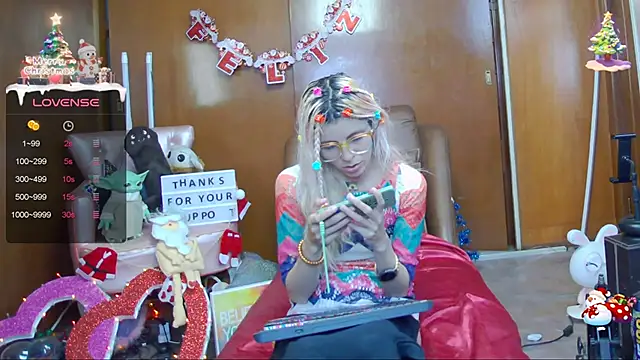 Skinygirl online show from December 15, 11:31 pm