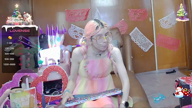 Skinygirl online show from February 18, 10:58 pm