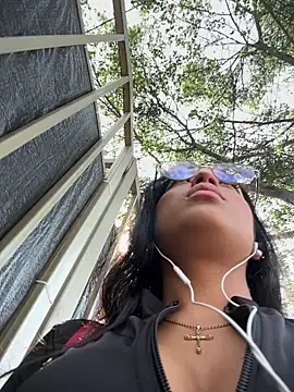 vaness weet online show from March 8, 8:03 pm