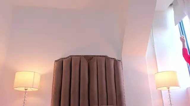 Emma Torres   online show from March 16, 12:33 pm