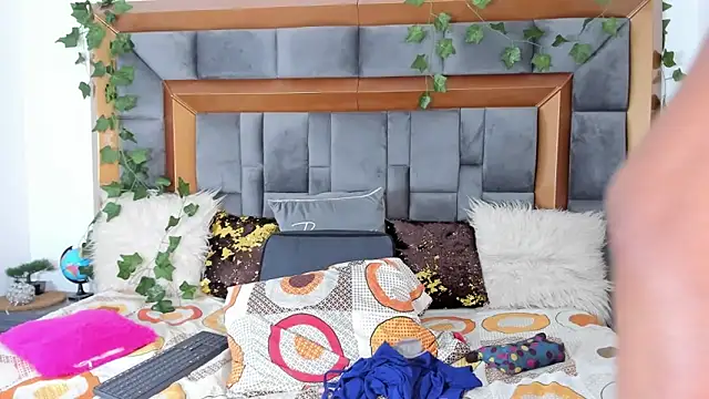 BellaKarla online show from March 10, 7:50 pm