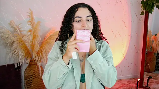 Snapshot of merida_bell18 chatting on November 6, 9:54 am merida bell18 online show from November 6, 9:54 am