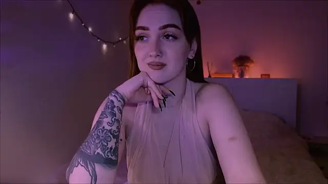 LilyFarey online show from March 3, 8:00 pm