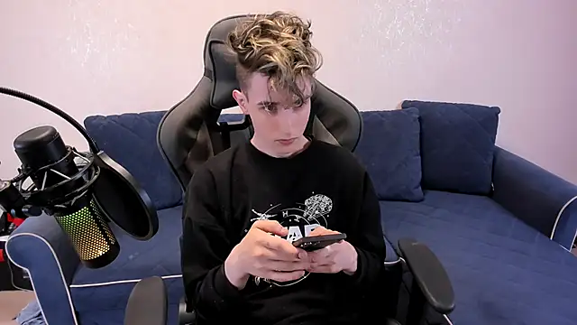 James Mills online show from November 6, 6:42 pm