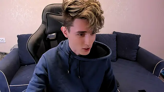 James Mills online show from December 3, 8:07 pm