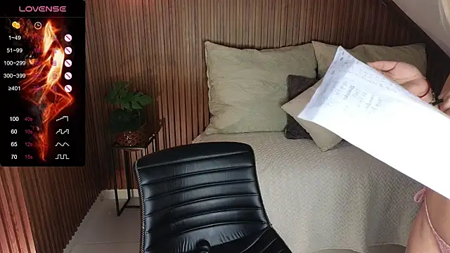 Snapshot of AmelieAxie chatting on February 19, 6:55 am AmelieAxie online show from February 19, 6:55 am