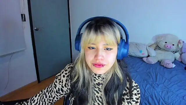 Snapshot of Akane-Mou chatting on January 4, 9:43 am Akane-Mou online show from January 4, 9:43 am