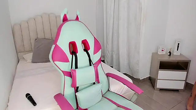 sofia henaok online show from February 7, 11:03 pm