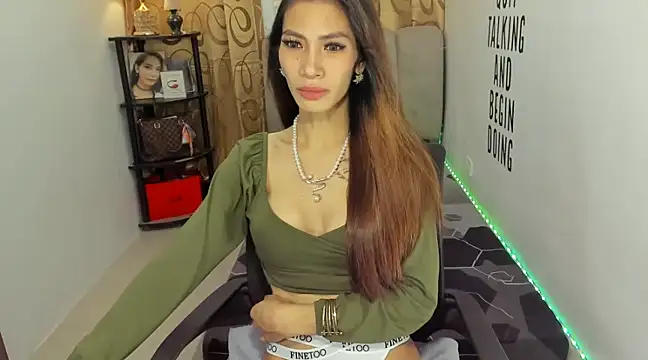 Trixie Mattel21 online show from December 9, 11:13 pm