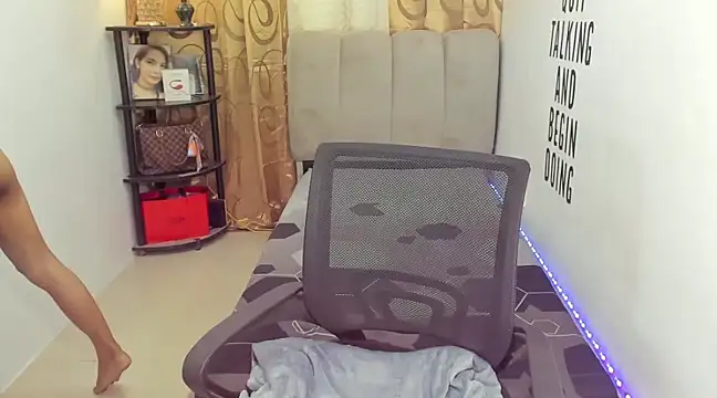 Trixie Mattel21 online show from December 12, 2:04 am