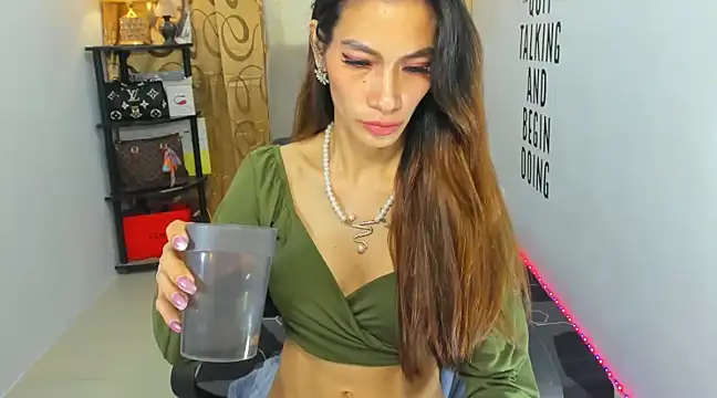 Trixie Mattel21 online show from December 20, 1:58 am