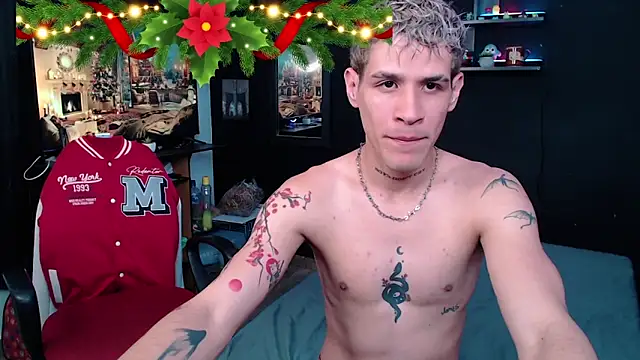 Snapshot of andybxby chatting on December 11, 10:16 pm andybxby online show from December 11, 10:16 pm