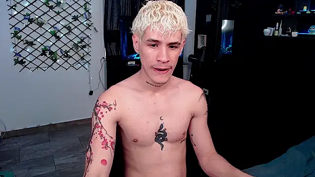 Snapshot of andybxby chatting on January 24, 8:43 pm andybxby online show from January 24, 8:43 pm