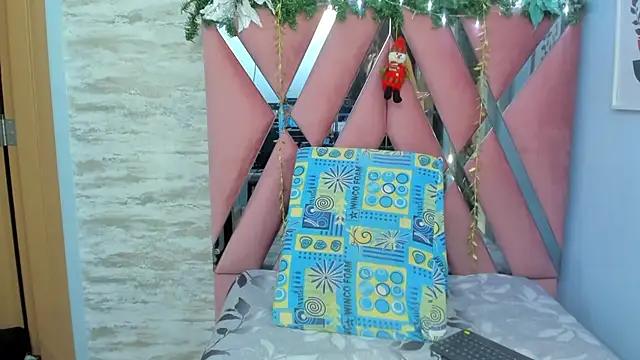 Snapshot of lara_murphy chatting on December 19, 10:53 pm lara murphy online show from December 19, 10:53 pm