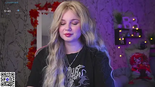 Snapshot of Moon_Valkyrie chatting on September 17, 7:43 am Moon Valkyrie online show from September 17, 7:43 am