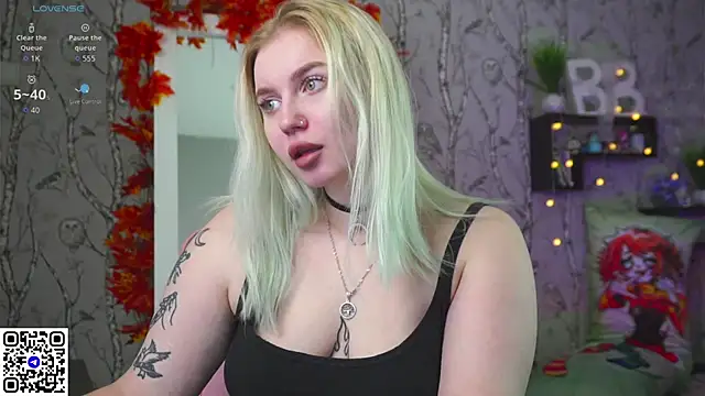 Snapshot of Moon_Valkyrie chatting on October 22, 9:42 am Moon Valkyrie online show from October 22, 9:42 am