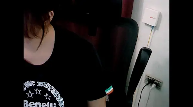 makemefallin online show from December 22, 3:33 pm