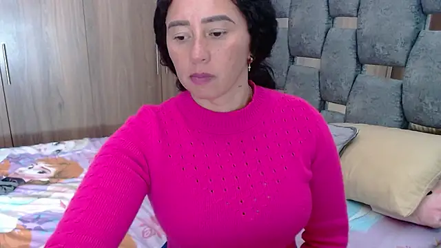 sara hott 1 online show from January 28, 8:15 pm