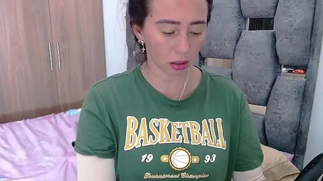 sara hott 1 online show from February 4, 7:11 pm