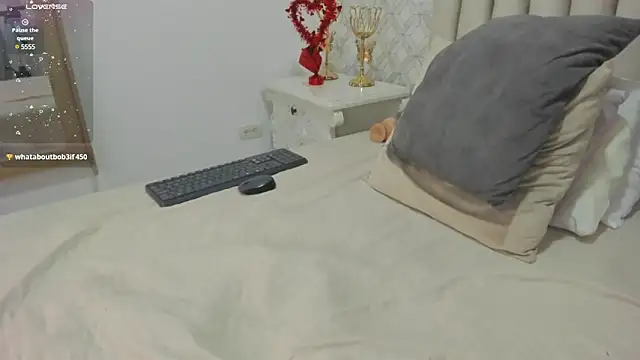 Pia Johnson  online show from February 15, 5:51 am