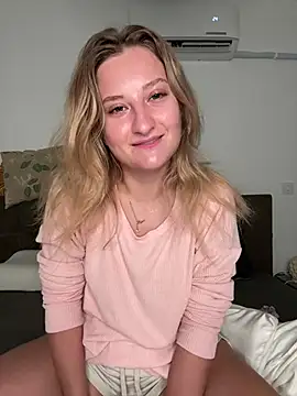 Snapshot of MileySummer chatting on December 4, 3:21 pm MileySummer online show from December 4, 3:21 pm