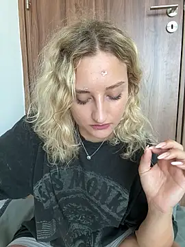 Snapshot of MileySummer chatting on September 17, 8:05 am MileySummer online show from September 17, 8:05 am