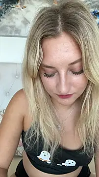 Snapshot of MileySummer chatting on October 1, 7:36 am MileySummer online show from October 1, 7:36 am