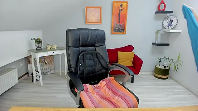 Snapshot of LollaGirl chatting on February 4, 7:18 am LollaGirl online show from February 4, 7:18 am