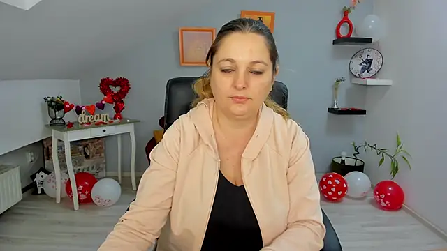 Snapshot of LollaGirl chatting on February 18, 4:15 am LollaGirl online show from February 18, 4:15 am