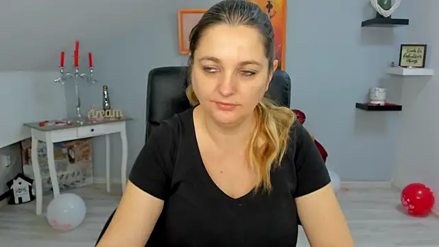 Snapshot of LollaGirl chatting on February 19, 4:23 am LollaGirl online show from February 19, 4:23 am