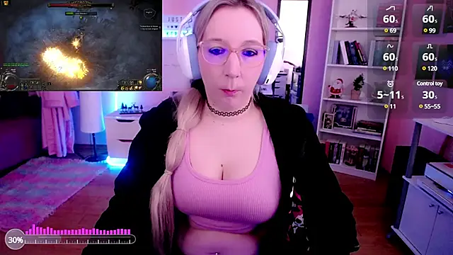 Snapshot of JustKerry chatting on December 18, 8:53 am JustKerry online show from December 18, 8:53 am