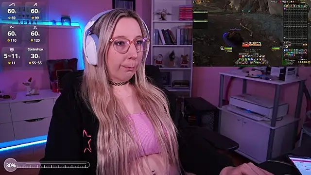 Snapshot of JustKerry chatting on December 19, 11:29 am JustKerry online show from December 19, 11:29 am