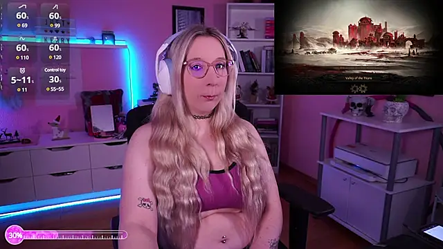 Snapshot of JustKerry chatting on December 20, 8:38 am JustKerry online show from December 20, 8:38 am