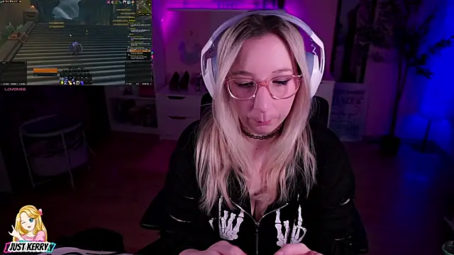 Snapshot of JustKerry chatting on February 6, 9:43 am JustKerry online show from February 6, 9:43 am