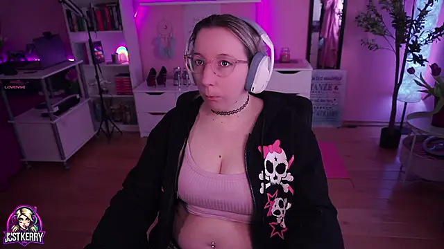 Snapshot of JustKerry chatting on March 20, 8:53 am JustKerry online show from March 20, 8:53 am