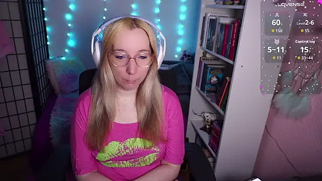 Snapshot of JustKerry chatting on October 16, 8:04 am JustKerry online show from October 16, 8:04 am