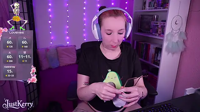 Snapshot of JustKerry chatting on October 26, 9:04 am JustKerry online show from October 26, 9:04 am