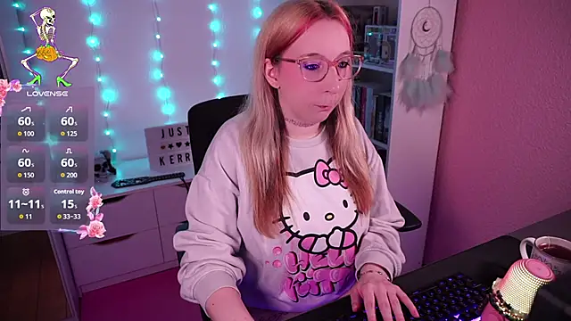 Snapshot of JustKerry chatting on October 28, 9:35 am JustKerry online show from October 28, 9:35 am