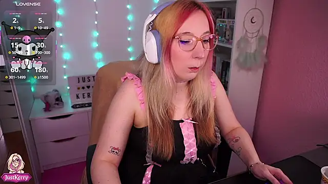 Snapshot of JustKerry chatting on November 3, 9:43 am JustKerry online show from November 3, 9:43 am