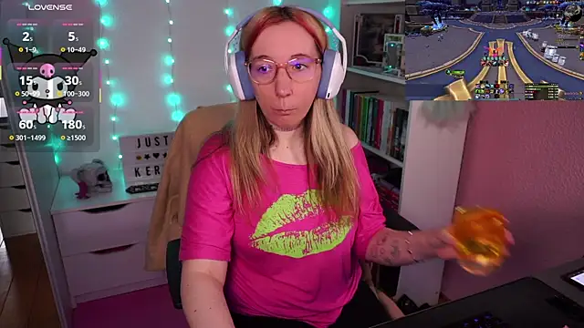 Snapshot of JustKerry chatting on November 4, 10:03 am JustKerry online show from November 4, 10:03 am