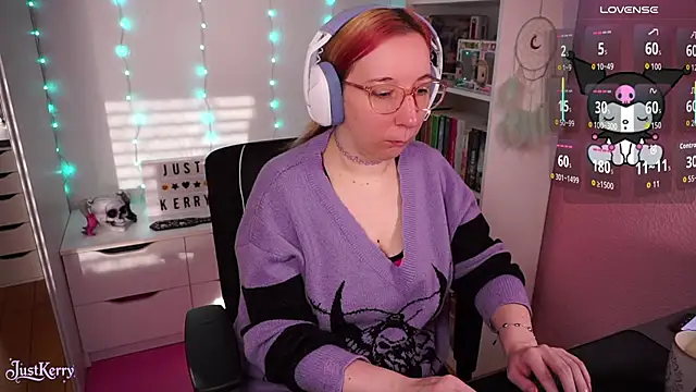 Snapshot of JustKerry chatting on November 6, 8:37 am JustKerry online show from November 6, 8:37 am