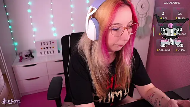 Snapshot of JustKerry chatting on November 7, 9:31 am JustKerry online show from November 7, 9:31 am